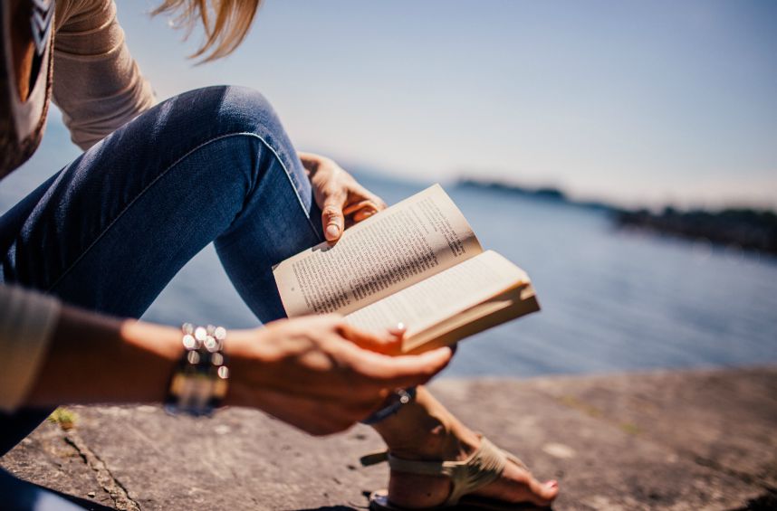 Résultat de recherche d'images pour "lire un livre"
